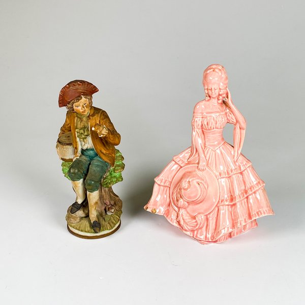 Lote siguiente: Figurina de loza dama y biscuit caballero