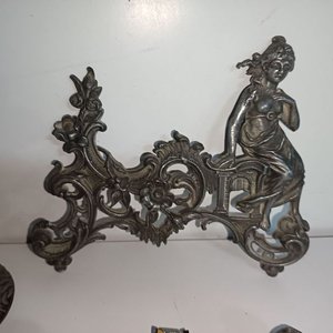 Lote de Piezas Antiguas: Candelabro de Bronce, Candelabro de Madera y Figuras de Metal - imagen 6