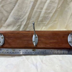 Perchero Rústico de Pino Tea con 3 Perchas Dobles Metálicas - imagen 3
