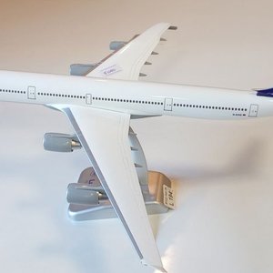 Maqueta Airbus A340-600 Lufthansa Herpa Escala 1/200 con Base - imagen 1