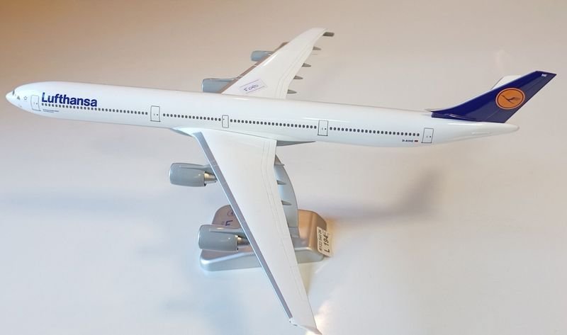 Maqueta Airbus A340-600 Lufthansa Herpa Escala 1/200 con Base