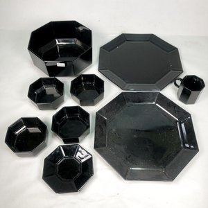 Lote anterior: Nueve Piezas de Vidrio Negro Octogonal: Fuentes, Ensaladera, Taza, Platillo y Compoteras