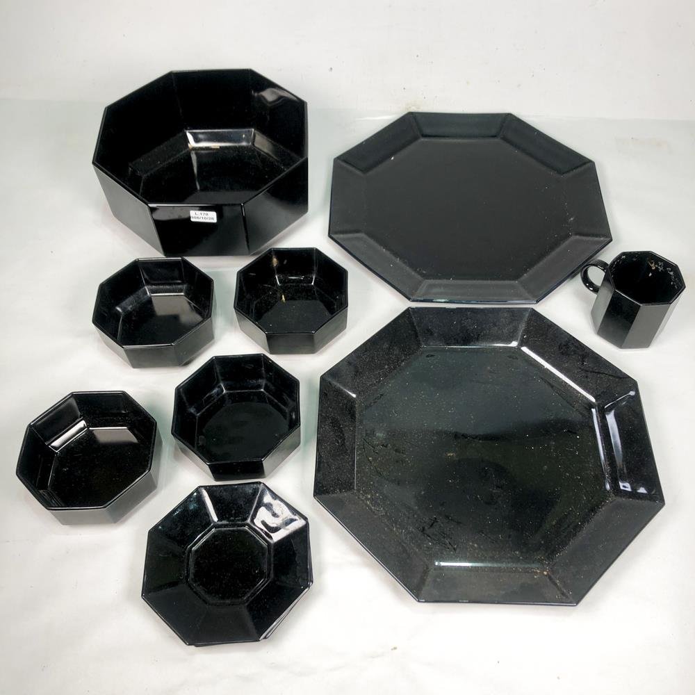 Nueve Piezas de Vidrio Negro Octogonal: Fuentes, Ensaladera, Taza, Platillo y Compoteras