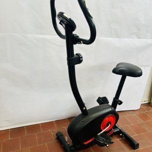 Bicicleta Estática Negra con Detalles Rojos y Pantalla Digital - imagen 2