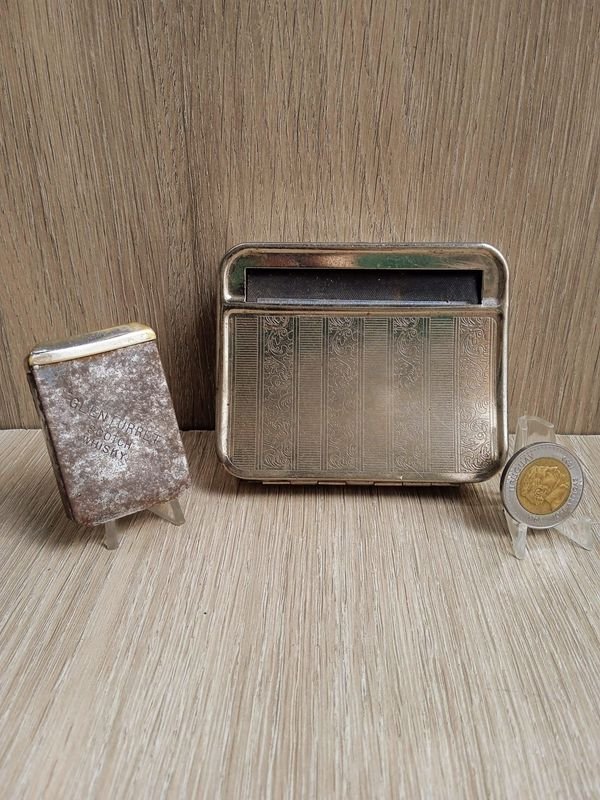 Lote siguiente: Máquina de Armar Cigarrillos y Fosforerera en Metal Publicidad Whisky Glenturret