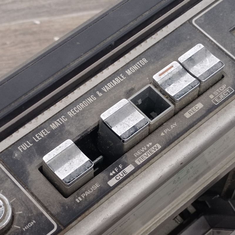 Radio grabador marca Hitachi con faltante de 2 botones del pasa cassette - imagen 6