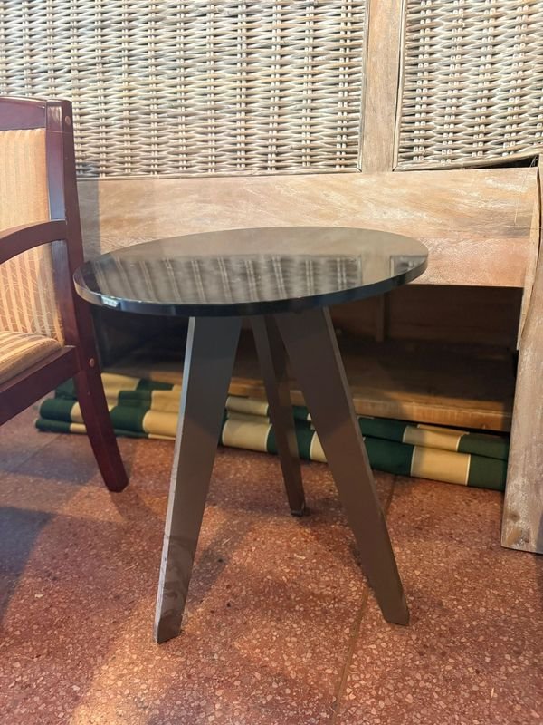Lote siguiente: Mesa de comedor en madera y metal