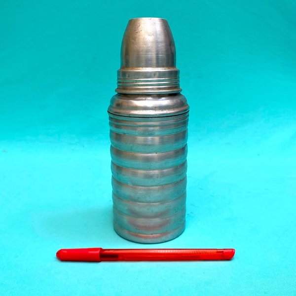 Antiguo Termo con tapa realizado en aluminio . Altura 20 cm - imagen 1