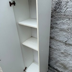 Mueble Blanco de MDF con Cuatro Estantes y Puerta - imagen 3