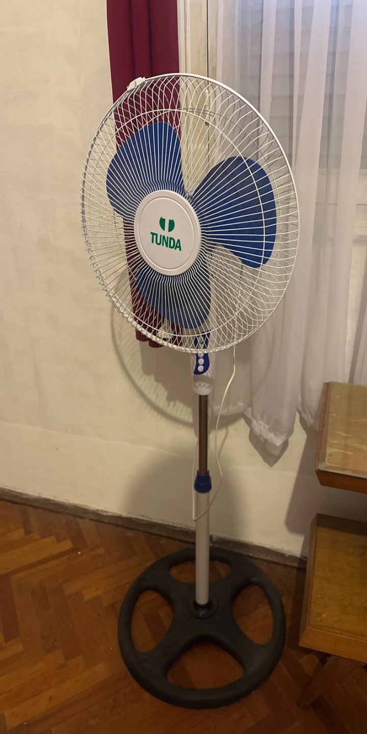 Ventilador de Pie Tunda Blanco y Azul Funciona