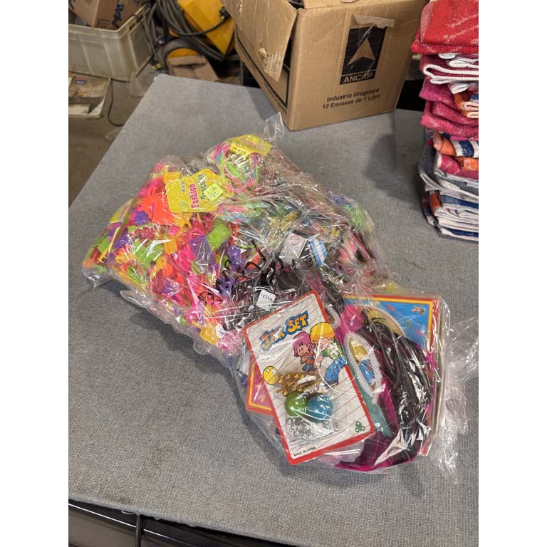 Lote siguiente: Bolsas de fiestas con decoraciones y confeti