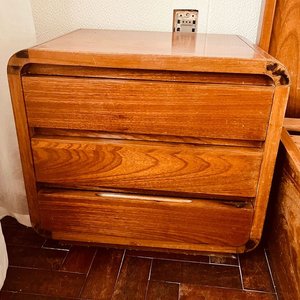 Mesas de Luz Americanas de Madera con 3 Cajones - imagen 3