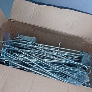 Más de 90 perchas en metal para exhibir en diferentes formas y tamaños.  - imagen 2