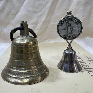 Lote anterior: Lote de 2 Campanas: Cencerro Antiguo de Bronce y Campana Souvenir Estatua de la Libertad
