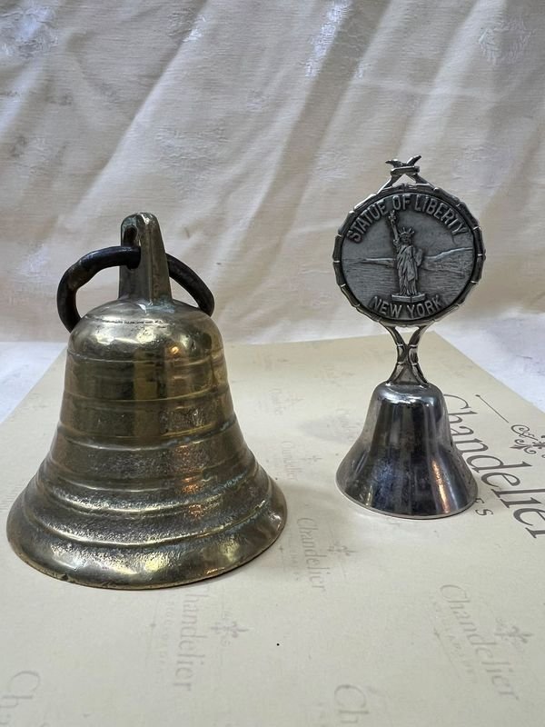 Lote de 2 Campanas: Cencerro Antiguo de Bronce y Campana Souvenir Estatua de la Libertad