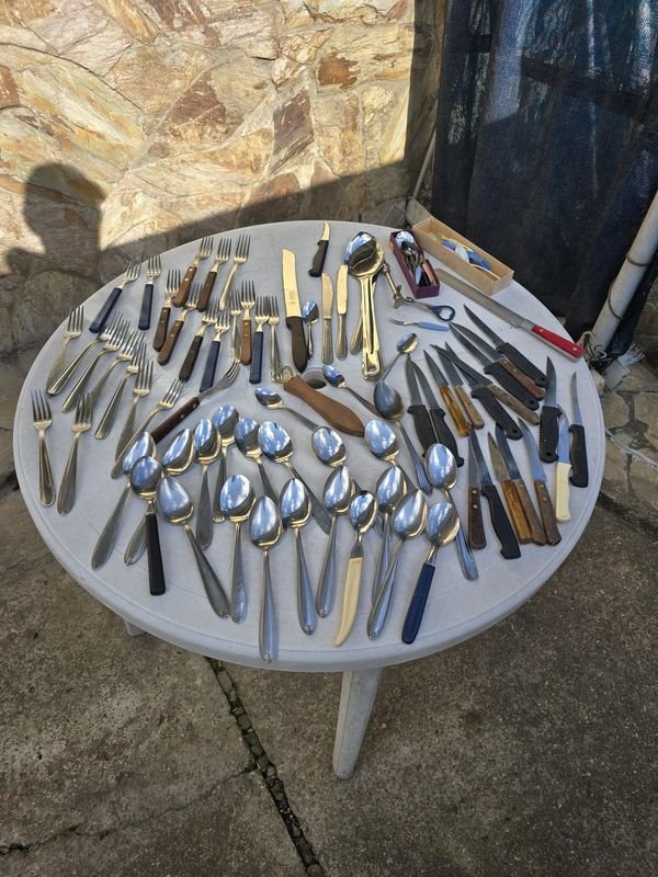 Lote Variado de Cubiertos Metálicos y Utensilios de Cocina