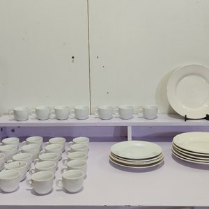 Lote anterior: Lote de 38 Piezas de Loza Blanca: Pocillos de Café y Platos