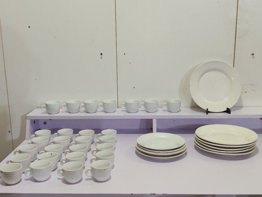 Lote de 38 Piezas de Loza Blanca: Pocillos de Café y Platos