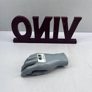 Cartel "Vino" y Mano de Maniquí Gris - imagen 2