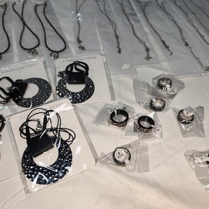 Lote de 50 Piezas de Joyería Nueva en Acero Quirúrgico: Collares, Aretes y Pulseras - imagen 4