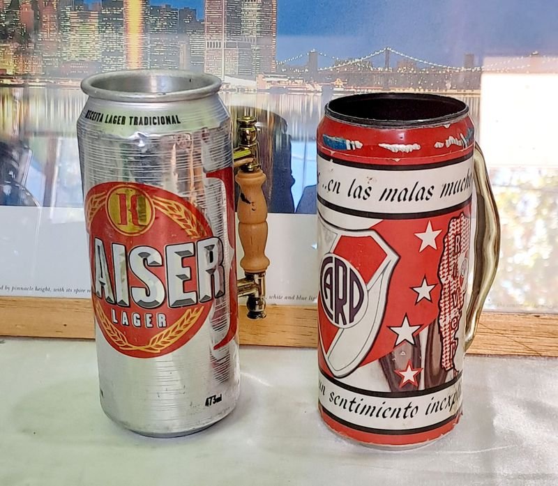 Lote siguiente: Jarras De Cerveza Con Fisonomia De Latas Ambas