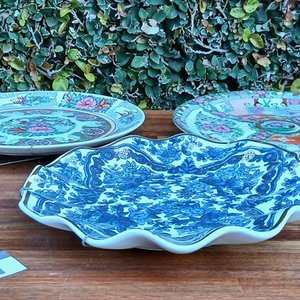 Lote anterior: Tres Platos Decorativos Orientales: Dos Estilo Rosa Cantón y Uno Azul y Blanco con Oro
