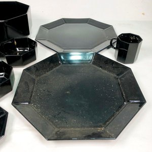 Nueve Piezas de Vidrio Negro Octogonal: Fuentes, Ensaladera, Taza, Platillo y Compoteras - imagen 4