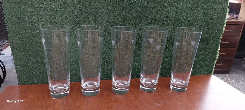 Lote siguiente: Vasos de cristal claro con diseños florales