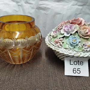 Lote siguiente: Florero Cristal Tallado Ámbar y Centro de Mesa Porcelana Flores Policromadas