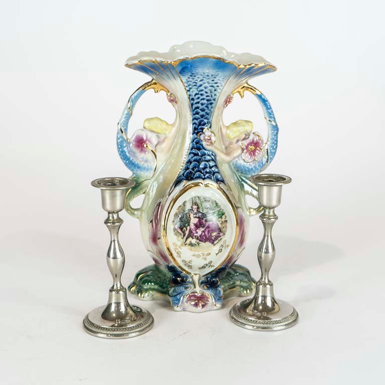 Lote siguiente: Anfora de porcelana y candelabro de platina - Decoración