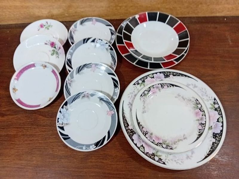 Lote de 11 Platos con Diseños Florales y Geométricos