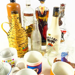 Lote de Tazas y Botellas Decorativas - imagen 3