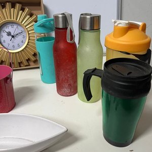 Lote Variado: Reloj Sol Dorado, Cajas Organizadoras Rosadas, Botellas, Velas y Más - imagen 8