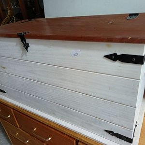Baúl de Madera Blanco y Marrón con Herrajes Negros - imagen 6
