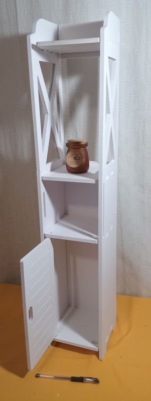 Repisa pequeña de madera con jarra cerámica