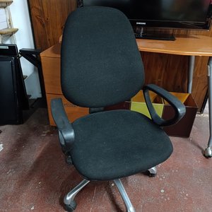 Silla de Oficina Giratoria Tapizada en Tela Negra con Base de Aluminio - imagen 3