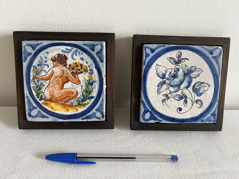 Par de Mayólicas Decorativas con Marco de Madera