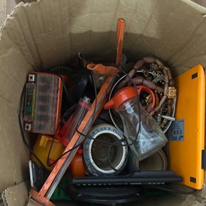 Lote siguiente: Caja con Varios Artículos Varios