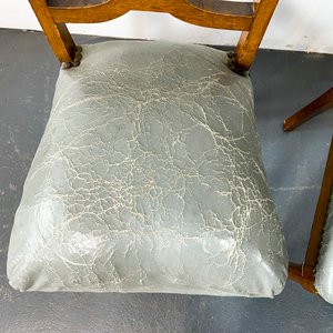 Par de Sillas Inglesas de Roble con Asiento Tapizado Gris - imagen 3