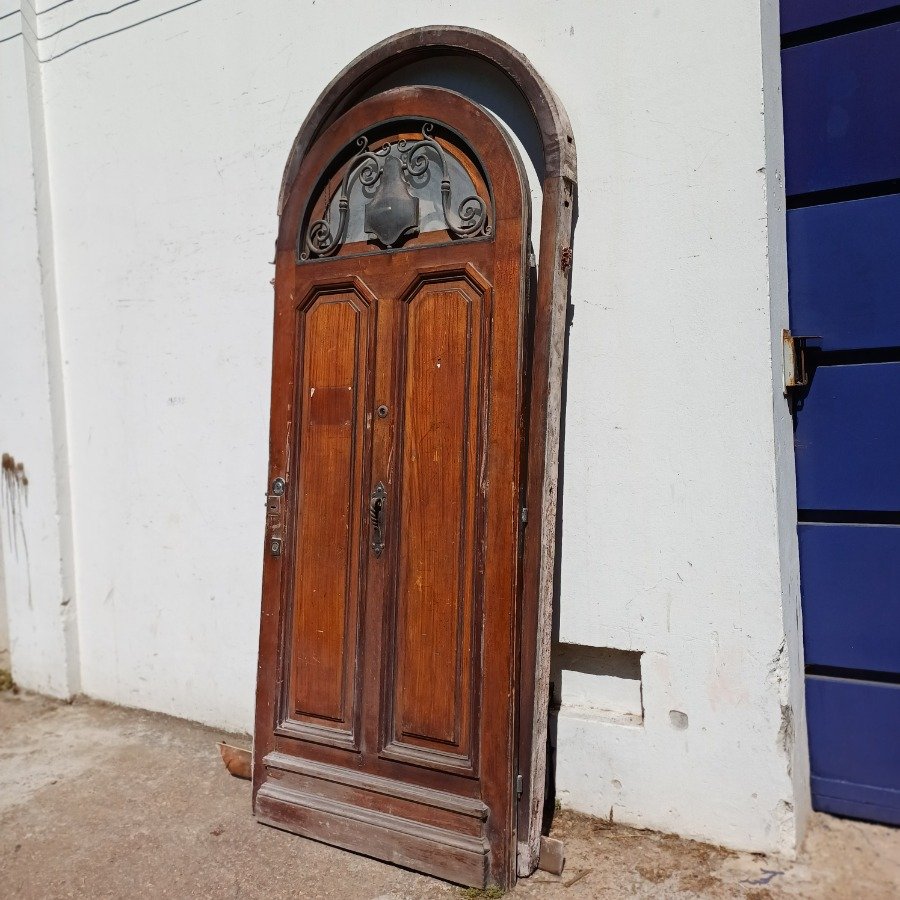 Puerta arqueada de cedro con marco y herrajes en hierro forjado - imagen 3