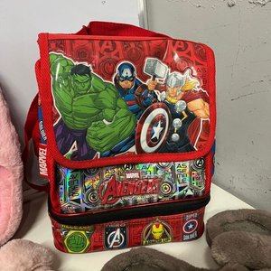 Mochila Infantil "Avengers" y 16 Pares de Pantuflas Variadas - imagen 2