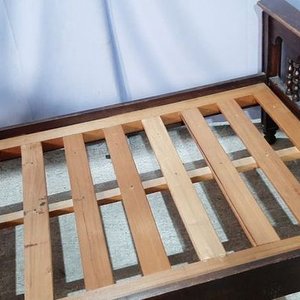 Cama Antigua de Madera Oscura con Piecera y Cabecera Torneada - imagen 3