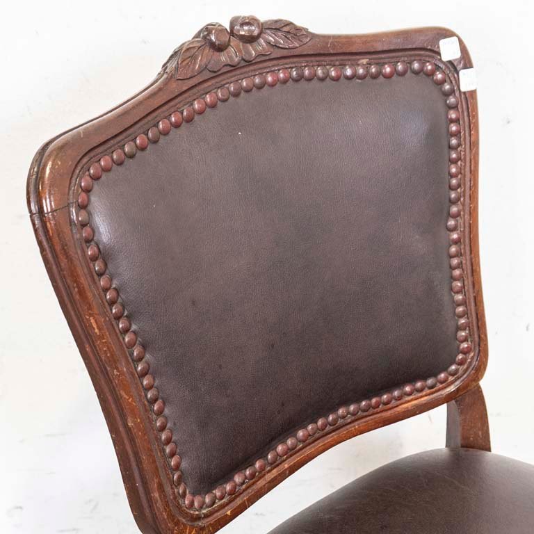 Silla Luis XV con moldura tallada y tapizada con tachas - imagen 2