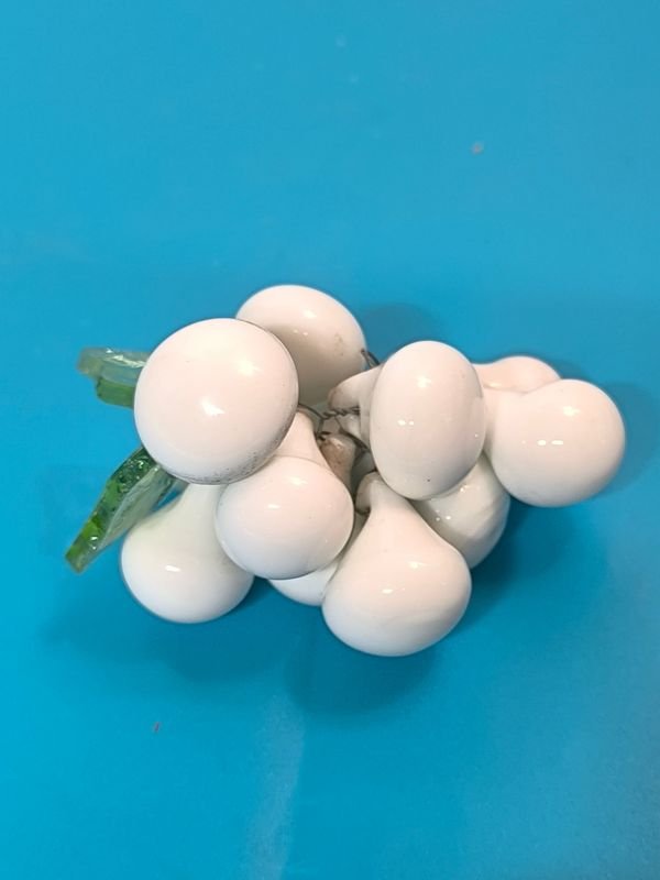 Racimo de uvas decorativo en vidrio blanco - imagen 2
