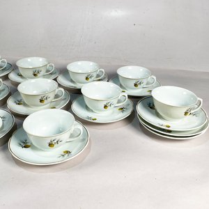 Juego de Té de Porcelana Blanca con Guarda Plateada y Diseño de Piñas - 22 Piezas - imagen 3