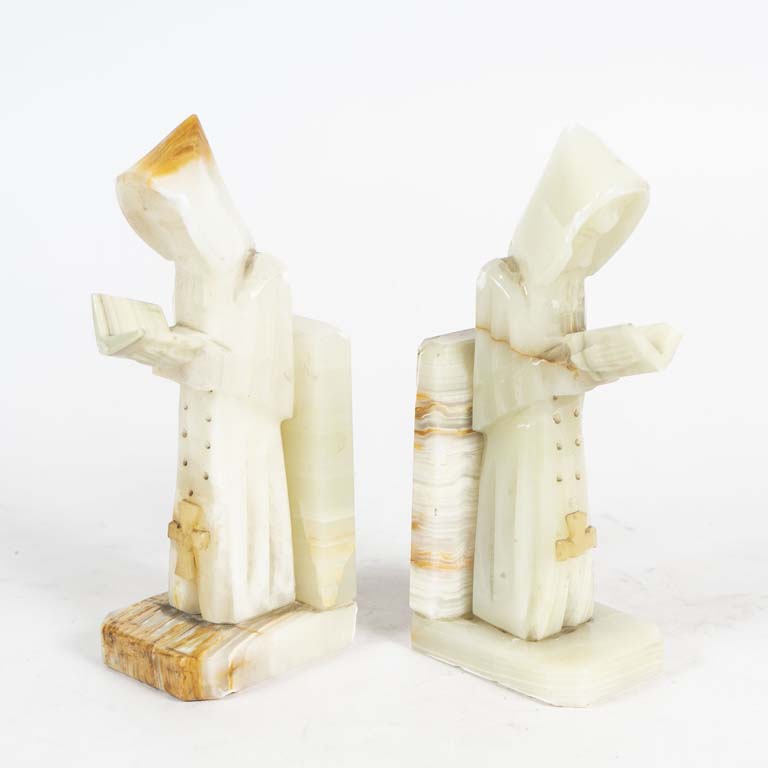 Figuras de monjes con libros en cerámica blanca - imagen 1