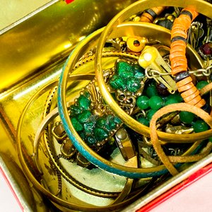Lote anterior: Lote Diverso de Bijouterie: Collares, Pulseras y Relojes