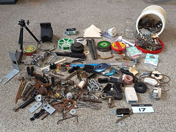 Lote de Bisagras, Tornillos, Tuercas y Varios Elementos de Ferretería - imagen 1