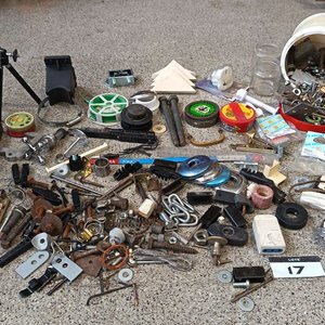Lote de Bisagras, Tornillos, Tuercas y Varios Elementos de Ferretería - imagen 1