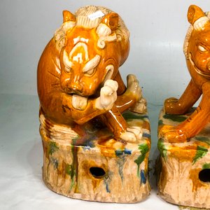 Par de Figuras de Gres Esmaltado: Leones Mitológicos (35 cm) - imagen 3